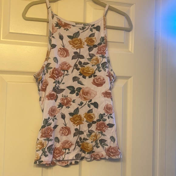 Guess halter high neck xl tank top - Picture 3 of 3